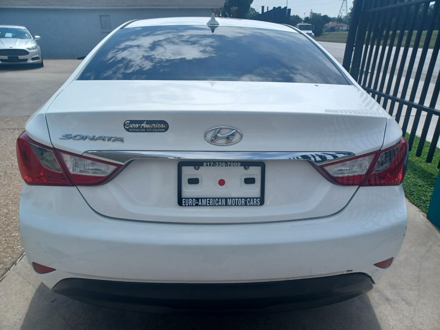 2014 WHITE /BLACK Hyundai Sonata GLS (5NPEB4AC8EH) with an 2.4L L4 DOHC 16V engine, 6-Speed Automatic transmission, located at 2001 E. Lancaster, Ft. Worth, 76103, (817) 336-7000, 32.746181, -97.301018 - Photo#6